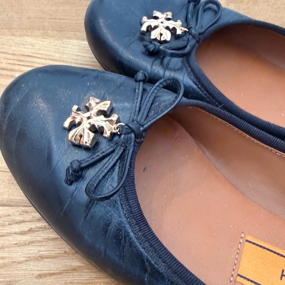 Tory Burch Navy Flats with Gold Emblem, size 7 - Picture 4 of 6